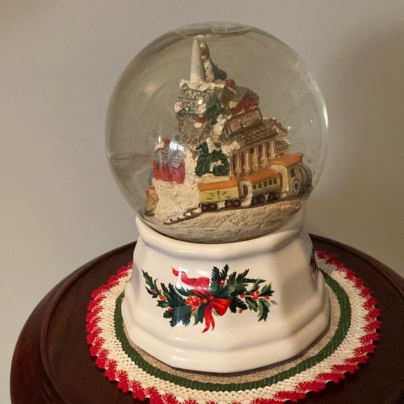 Vintage Pfaltzgraff "Heritage Station" Christmas musical snow globe - Picture 1 of 7